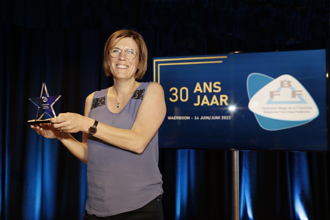 Julie Rosenkrantz de Yves Rocher recevant l'awards meilleir franchiseur 2022 de la fédération belge de la Franchise