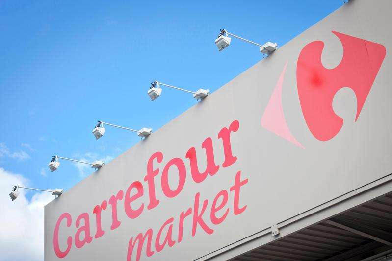 Carrefour rachète huit supermarchés à son partenaire franchisé Alma